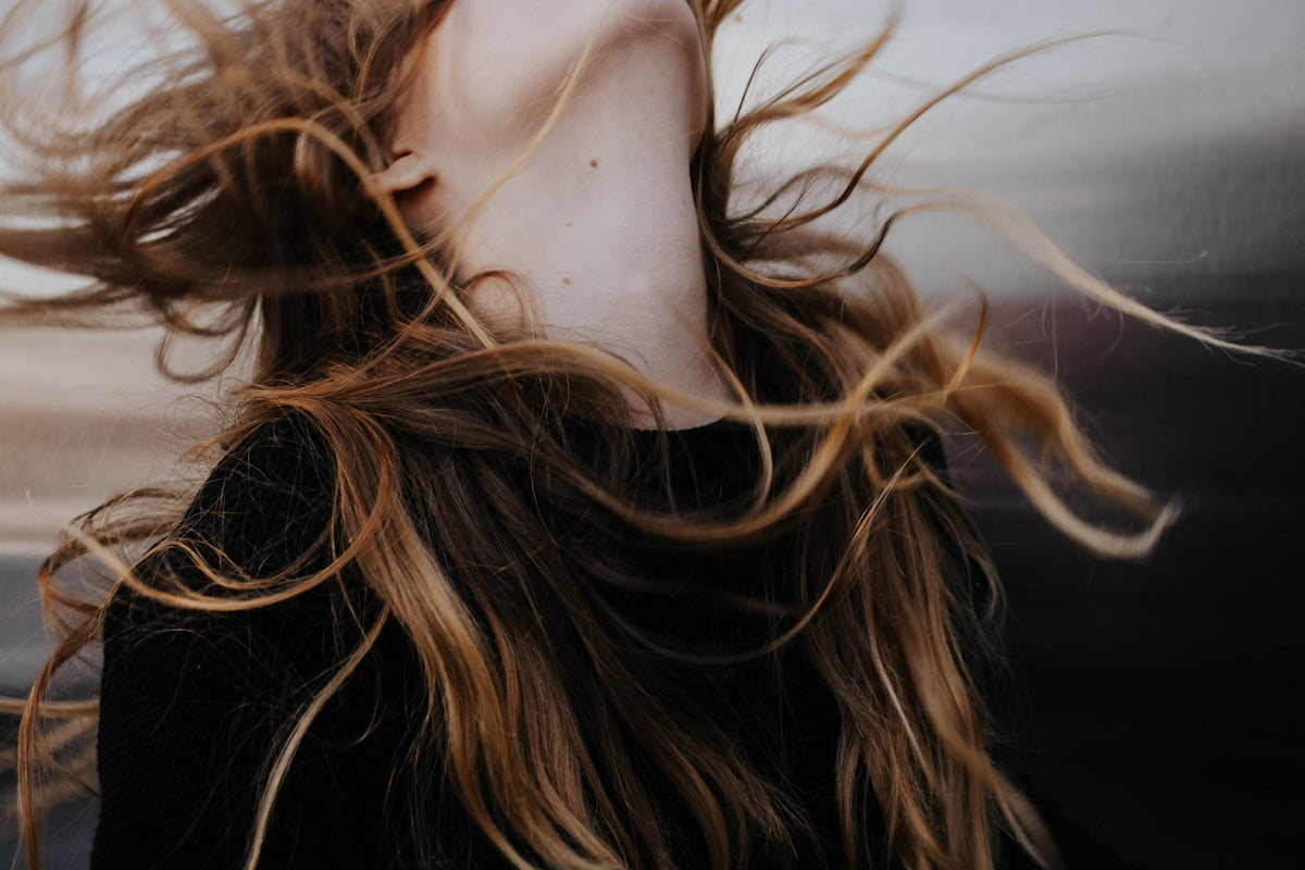 Afro Haar feiern: Tipps für gesundes Volumen