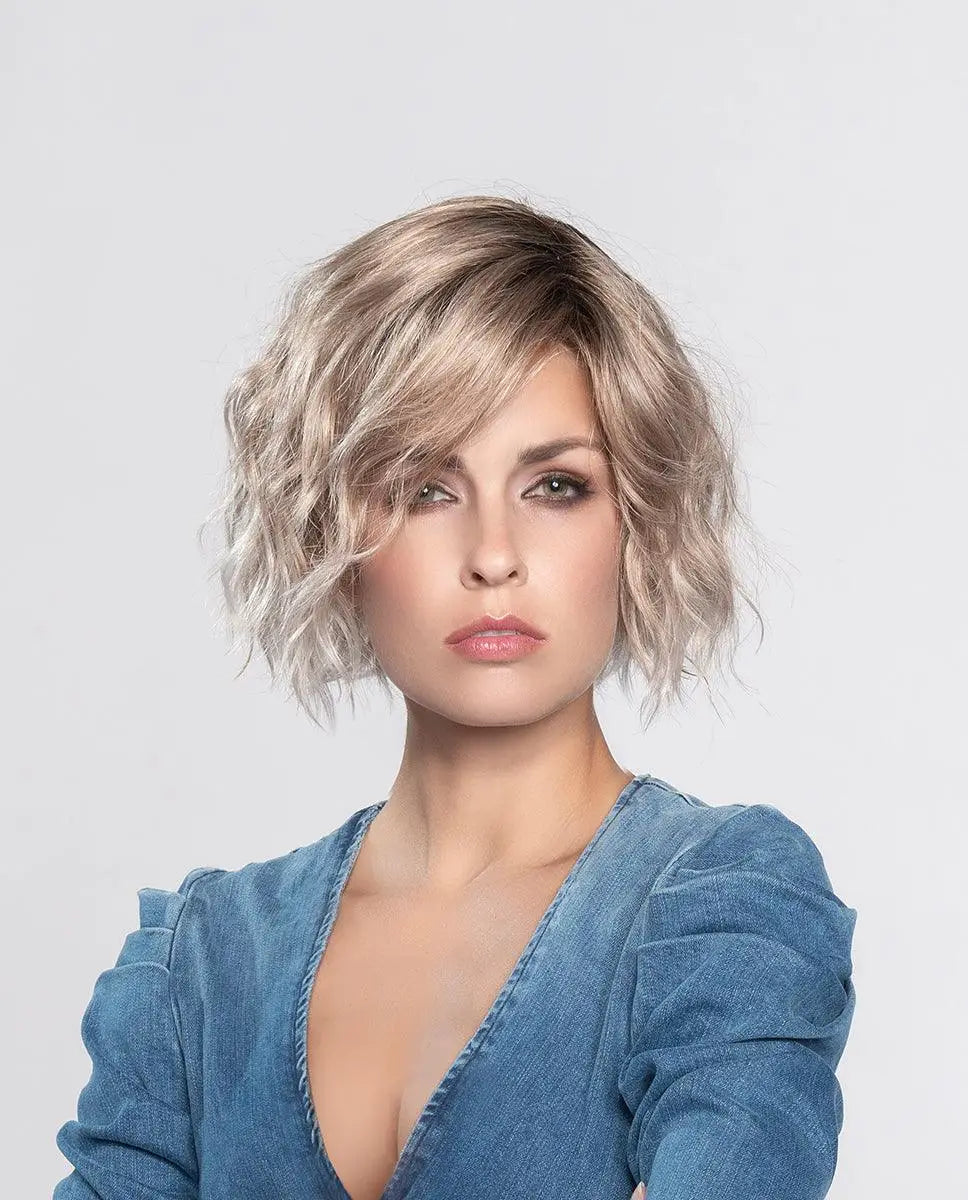 Stylischer platinumblonder Bob mit Wellen und Jeansjacke im Nogi Beauty Shop.