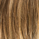 Caramel Rooted Farbton der Ellen Wille Ready Mono Part Perücke mit goldenen und karamellfarbenen Strähnen für sonnige Highlights.