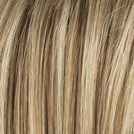 Sandy Blonde Rooted Farbvariante der Ellen Wille Ready Mono Part Perücke mit hellblonden Strähnen und dunklem Ansatz für Tiefe.