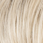 Farbvariante Light Champagne Rooted der Ellen Wille Vivi Mono Part Perücke, sehr helles Blond mit kühlem Unterton und dunklem Ansatz.