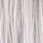 Snow Mix Farbton der Ellen Wille Ready Mono Part Perücke mit eisblonden und silberweißen Strähnen für kühlen Look.