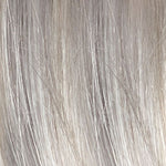 Farbton Silver Blonde Rooted der Ellen Wille Vivi Mono Part Perücke, silberblonde Nuance mit dunklem Ansatz für modernen Look.