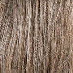 Farbvariante Caramel Rooted der Ellen Wille Vivi Mono Part Perücke, harmonische Mischung aus Karamell- und Aschblondtönen.