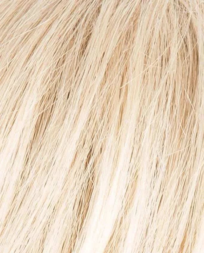 Helles Platinblond der Ellen Wille Rainbow Perücke mit seidiger Oberfläche für einen modernen Look.