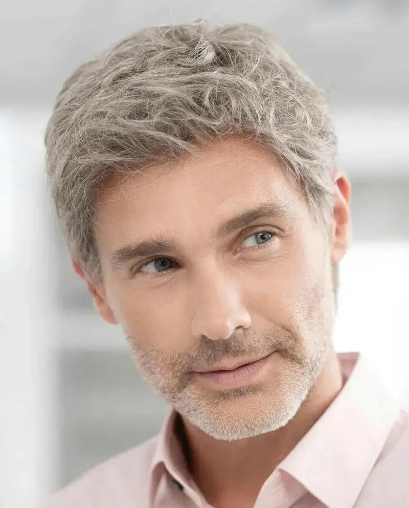 Professionelles Portrait von Herren mit Silber-Grauen Haaren und Pinkem Hemd - Perücken Ellen Wille Perücken: