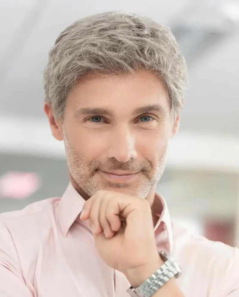 Professionelles Portrait von Herren mit Silber-Grauen Haaren und Pinkem Hemd - Perücken Ellen Wille Perücken: