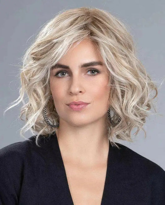 Platinblonde Wellenbob mit dunklen Ansätzen im Nogi Beauty Shop, hitzeresistentes Kunsthaar