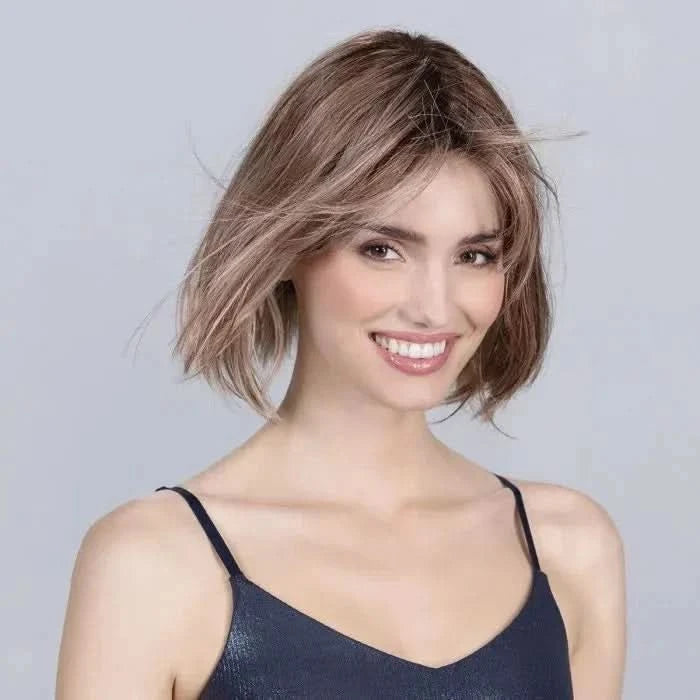 Ellen Wille Vivi Mono Part Bob Perücke in aschigem Braunblond, femininer Look mit Monofilament-Teil für realistische Kopfhautoptik.