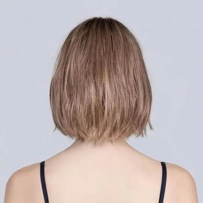 Rückansicht der Ellen Wille Vivi Mono Part Bob Perücke, zeigt den natürlichen Fall und die dichte Struktur des synthetischen Haares.